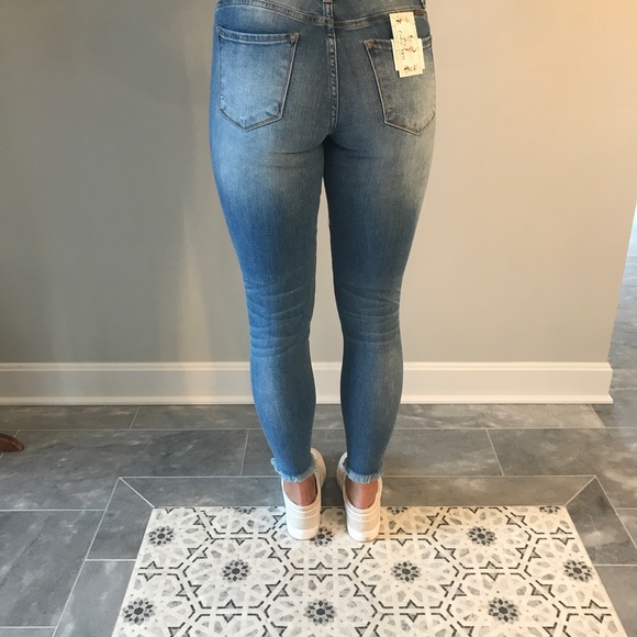 Distressed Fray Skinny Jeans - Picture 3 of 8